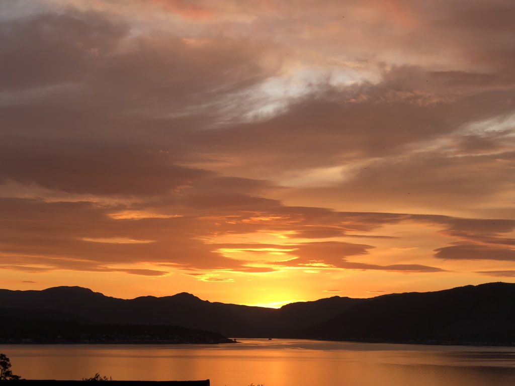 Golden evening at Castle Levan 💙🏴󠁧󠁢󠁳󠁣󠁴󠁿 <a href="/discinverclyde/">Discover Inverclyde</a> <a href="/Mytownhomepage/">MTH Inverclyde</a> @InverclydeOL @GourockOL