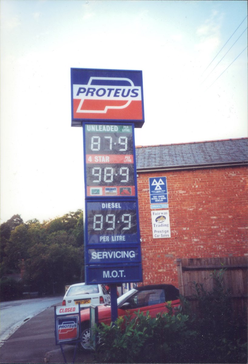 Day 171 of  #petrolstationsProteus, Mac's Automobile Service, Windlesham, Surrey 2000  https://www.flickr.com/photos/danlockton/16238275176/  https://www.flickr.com/photos/danlockton/15644297093/Amidst the celebrity haunts of Windlesham is this refreshingly down-to-earth garage  @MacsAutomobile By this point Proteus was owned by Texaco.