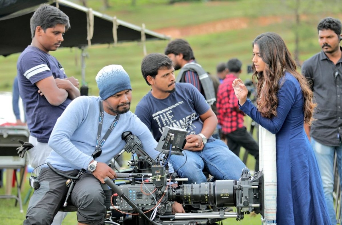 akprod__'s tweet photo. #PenguinBTS
@KeerthyOfficial
@PrimeVideoIN
@EashvarKarthic
Check Out Trailer Now :
#PenguinTrailer
โถ๏ธhttps://t.co/z4k5usnGyI - Tamil
โถ๏ธhttps://t.co/948XxmBF8L - Telugu
โถ๏ธhttps://t.co/9mRdibKAUy - Malayalam
#PenguinOnPrime premiere's from June 19th
#Penguin https://t.co/RO5wPjddtr
