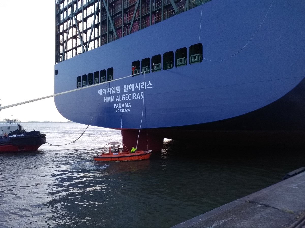Brabocv's tweet photo. Biggest containership worldwide HMM Algeciras #maidenvoyage @BraboCvba @PortofAntwerp #supporttheport #portheroes #pilotage #mooring #towage #teambrabo #portpicoftheweek #shipspotting #shipsworldwide https://t.co/RNDwNcnrzH