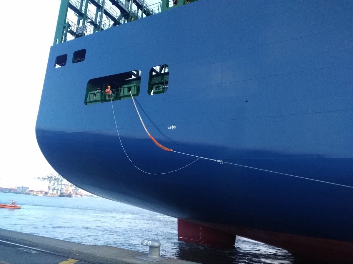 Brabocv's tweet photo. Biggest containership worldwide HMM Algeciras #maidenvoyage @BraboCvba @PortofAntwerp #supporttheport #portheroes #pilotage #mooring #towage #teambrabo #portpicoftheweek #shipspotting #shipsworldwide https://t.co/RNDwNcnrzH