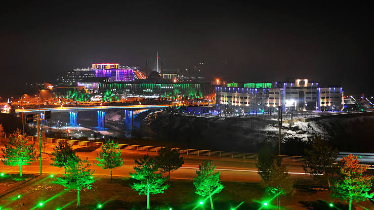 Üniversiteyi özlemekte varmış kaderimde. o yarı uykulu halimde derse gidişimi özledim .