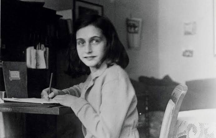 まゆー V Twitter 今日は アンネフランクの日 1942年の今日 13歳の誕生日に父親からプレゼントされた日記帳 これが世界一有名な日記 アンネの日記 だ 隠れ家生活は2年間に及び 1944年8月 彼女の日記は終わっている 一家をゲシュタポに密告したのは誰かは最大の謎 まゆー V Twitter 今日は アンネフランクの日 1942年の今日 13歳の誕生日に父親からプレゼントされた日記帳 これが世界一有名な日記 アンネの日記 だ 隠れ家生活は2年間に及び 1944年8月 彼女の日記は終わっている 一家をゲシュタポに密告したのは誰かは最大の謎