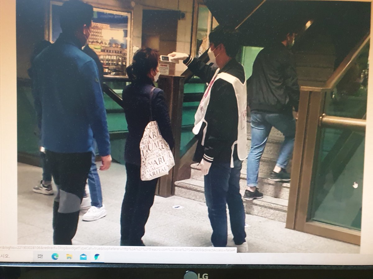 SinheonK's tweet photo. 신중동 사전투표소  입구에서 한 줄로 서서 발열체크하는 사진입니다.   더 올라가면 비닐장갑을 줍니다. 반드시 끼고  1미터의 간격도 유지해야  합니다. 장갑 낀다고  14초는 그냥 지나갑니다. 어떻게 4.7초가 나오나요? 선관위원장님 그만 항복하시죠? https://t.co/inUxEH5rvw