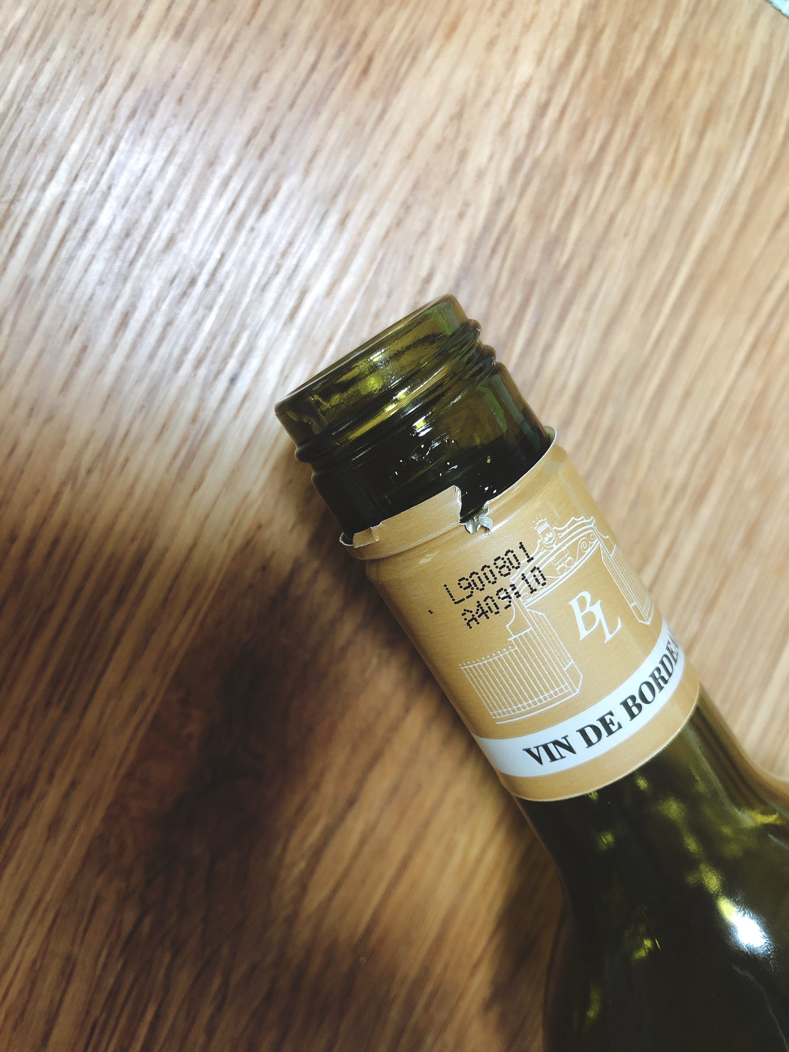 ちぃくん 時々母さん ワインボトルのキャップシールを はがして 分別しようとしたけど 取り方がわからず 負傷した 瓶のリサイクル工程を考えれば 取れないものは取らなくてもよさそう でも アルミのキャップはやめた方がいい 企業は