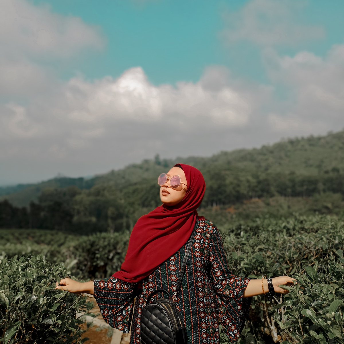 IsmaningrumT's tweet photo. Alam??? Kamu memberikan semua keindahan yg kau punya
Tetapi apakah penikmat keindahan itu juga berbuat sebaliknya denganmu???
Kita tidak pernah bosan datang kepadamu hanya untuk menikmati keindahanmu, balik dengan sejuta cerita tentangmu dan berfikir apakah tadi aku menjagamu. https://t.co/oduytuNU1A