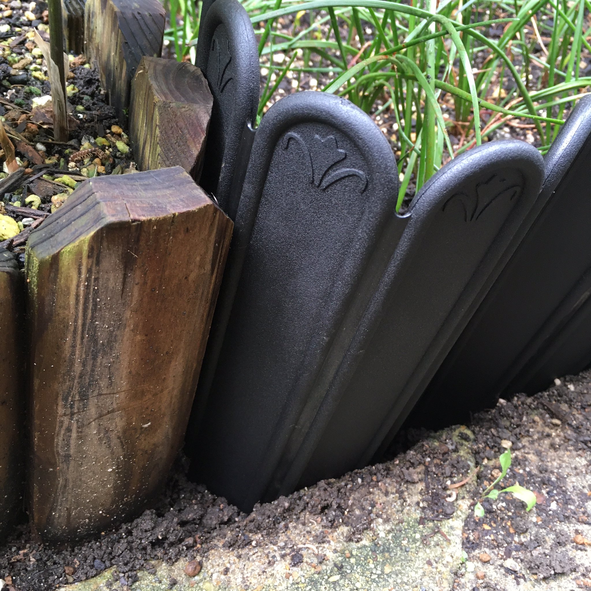 私 木製の花壇柵がボロボロになっていたのでプラスチックのどめどめシートllと入れ替えた 写真に写ってる木製のやつのはコーナンのやつ ボロボロになったのはアイリスオーヤマ たのむでアイリス T Co Oounquowxi Twitter