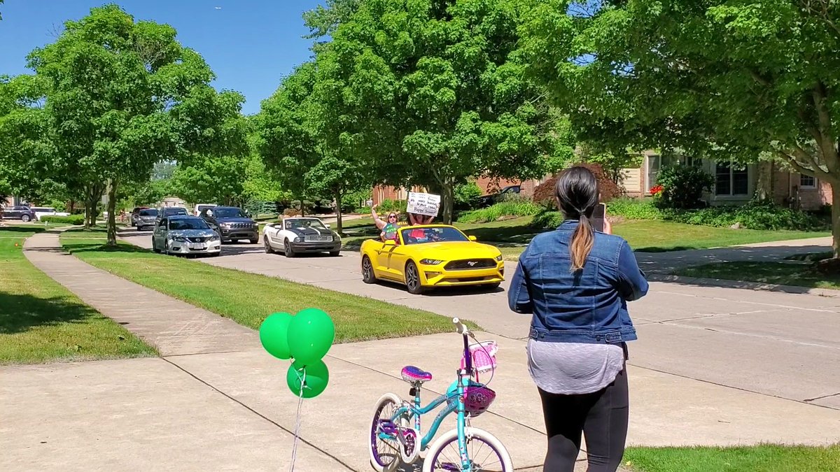 Valaurie9's tweet photo. Today showcased the MOST amazing 4th grade clapout from staff members @NoviOrchardHill followed by a parade through the subs. These individuals are the MOST amazing educators and staff. I am beyond words in expressing my appreciation.💚🤍💚 #NoviTogether. https://t.co/v1BRkJcl31