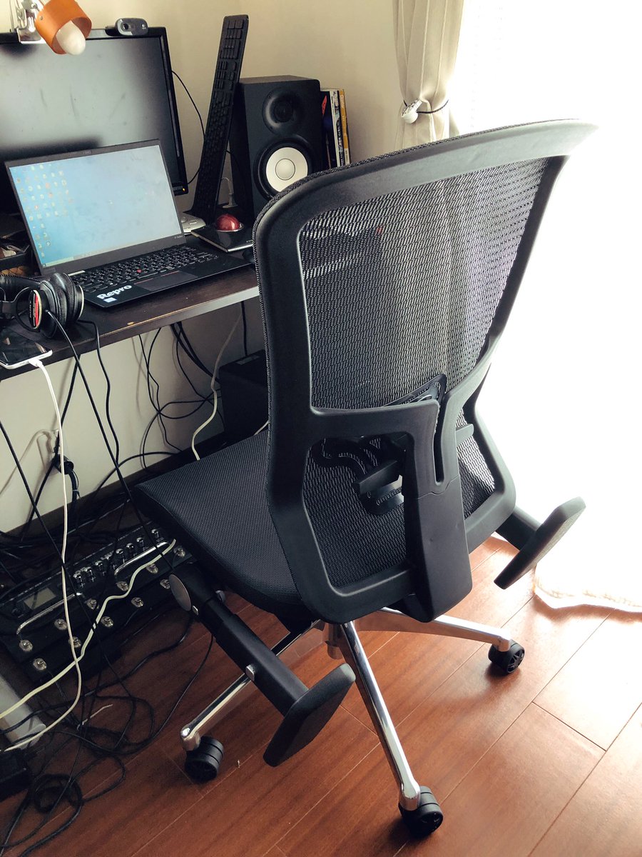しま 4月に注文してた椅子がやっと届いた 手すりのある椅子はギター弾くときに邪魔で嫌だったんだけど これは手すりが倒せるからめっちゃ便利