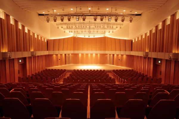神楽坂のホールを紹介 トッパンホール 稀有な音響を誇る親密感に満ちた木の空間の クラシック専用コンサートホール オリジ 06 12 神楽坂deかぐらむら編集部
