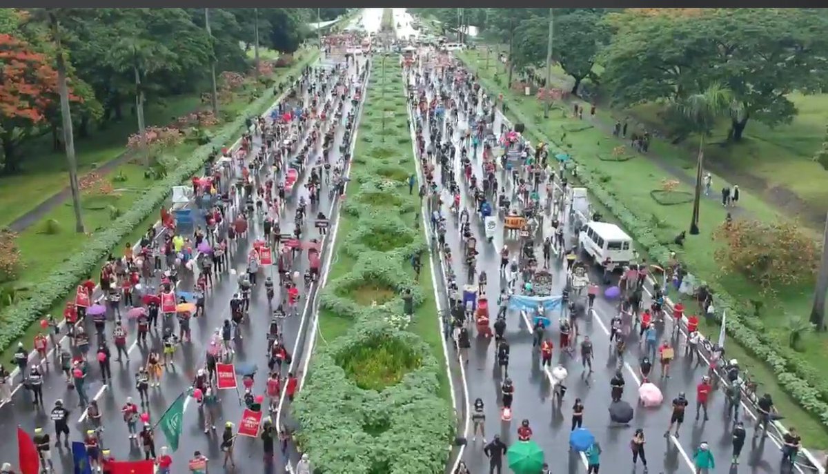 grxyfrxx's tweet photo. When the activists who will soon be branded as terrorists know how to follow proper physical distancing protocol more than the boomers who were supposed to uphold the law..

#JunkTerrorBill #GrandMananita #ArawNgKalayaan https://t.co/D4DRjoU058
