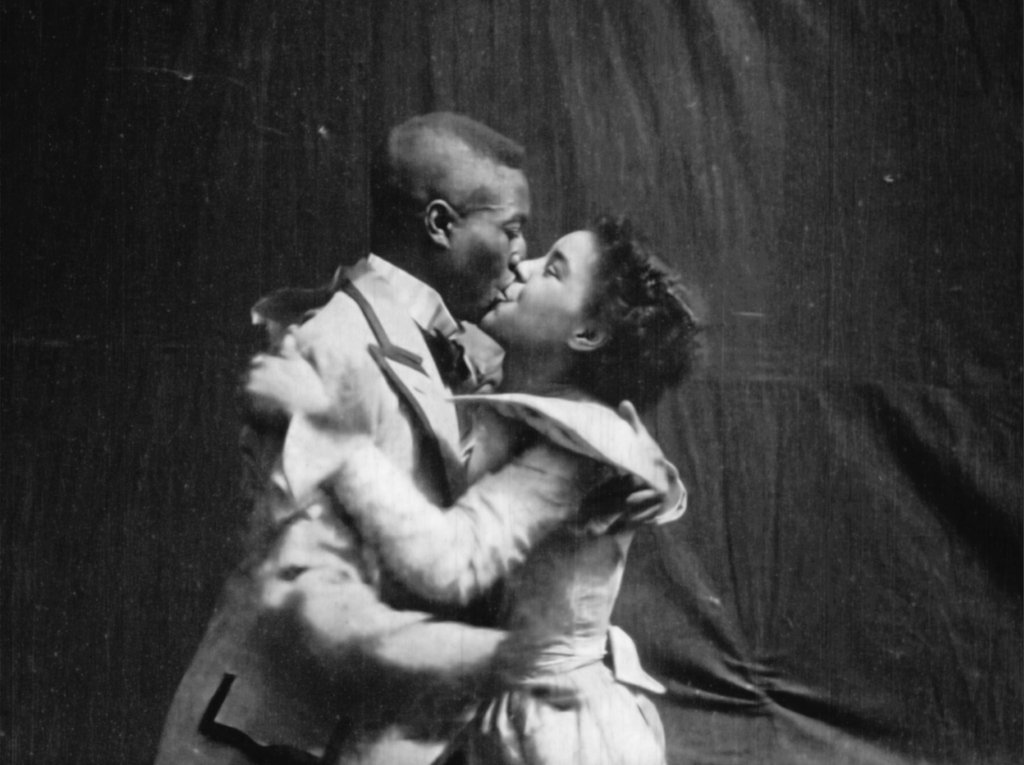 Not "new" to Classic Fans, but couldn't do this thread justice w/o ... Inspired by Thomas Edison's THE KISS(1896), vaudevillians  #GertieBrown +  #SaintSuttle star in SOMETHING GOOD-NEGRO(1898) "thought to be the earliest on-screen kiss ft'ing Black actors."  https://vimeo.com/305144396 