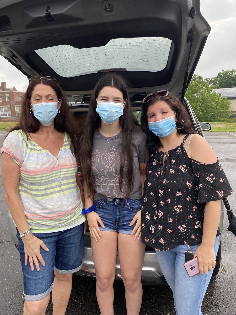 mrsdangelo_ICS's tweet image. It was one more ICS  #Classof2020 Drive By before the big day—Zoom Video &amp;amp; Breakfast Invites, Coffee Cakes, Grad Face Fans, &amp;amp; Graduate Car Decorations! 
#IncredibleCatholicStudents
⭐️💙⭐️💙⭐️💙⭐️💙⭐️💙⭐️💙⭐️💙⭐️ @icschool_online @ArchNY_Schools