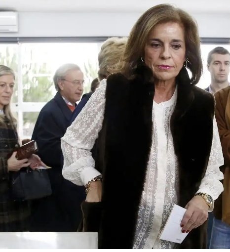 lozomarti's tweet photo. Dos mujeres y un destino...una absuelta por vender vivienda pública a fondos buitre, dejando a cientos de familias en la calle...la otra condenada por apoyar a esas familias para que no las desahucien.
Esta es nuestra Justicia. https://t.co/qHPRh5FTgb