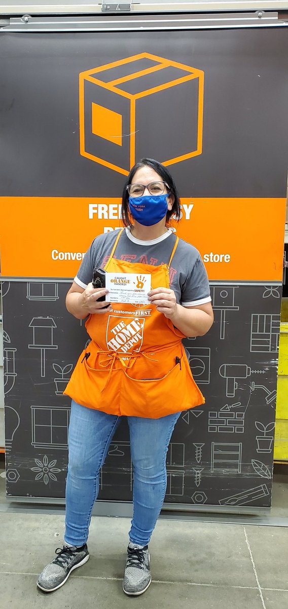 Rita our D23 specialists assisting with curbside was caught doing a team lift with a customer, keeping us all safe! #RacewayRockstars #RacewayStrong #WorkingSafe #StretchNFlex @Kcheps810 @patiaquinta @SasekMike @johnminor11