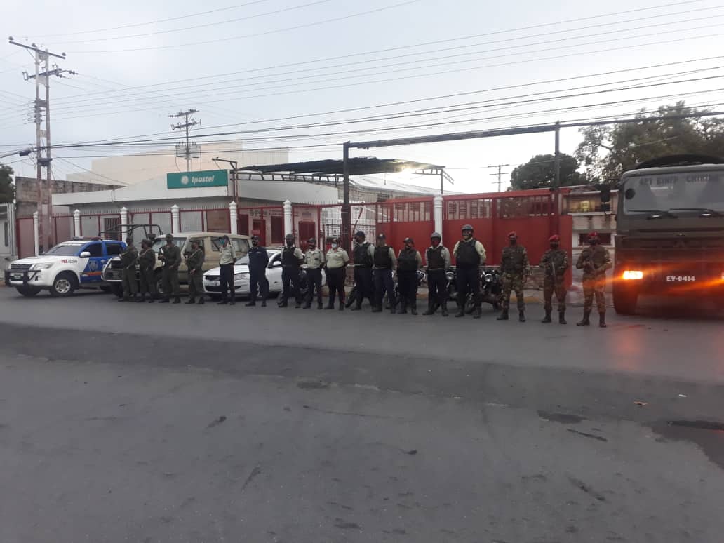 policiafla01's tweet photo. #11Jun Conformada comisiones Mixtas con los organismos de seguridad @POLICIA_ARAGUA  @PrensaFANB y @policiafla01,Realizan despliegue en las Principales Av del Municipio @LinaresPotencia,Reforzando la Seguridad y el bienestar de la ciudadanía. 
@RMarcoTorres
@Zamora_PSUV_ https://t.co/JoMZbsNmrC