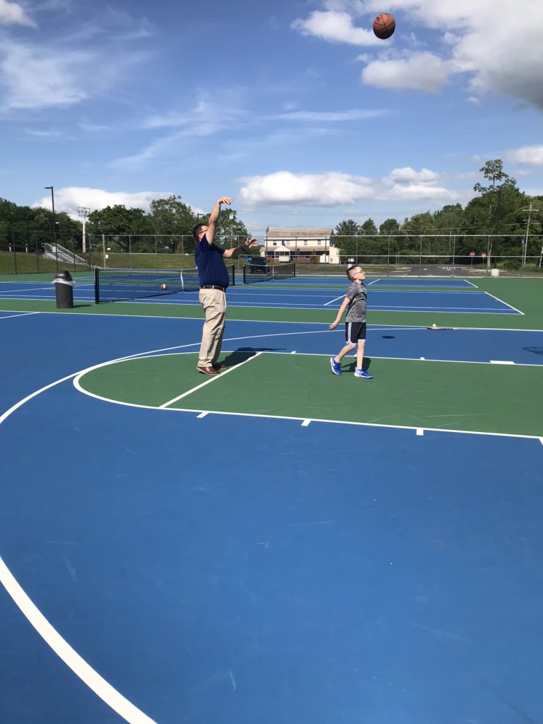 HistoryMiller's tweet photo. 30 Minutes of fun with the kids! @GalwayAthletics @GalwayCSD @coachhinman @CoachHayden2 #GalwayVirtualFieldWeek #GoGold https://t.co/oXwSxXOqmr