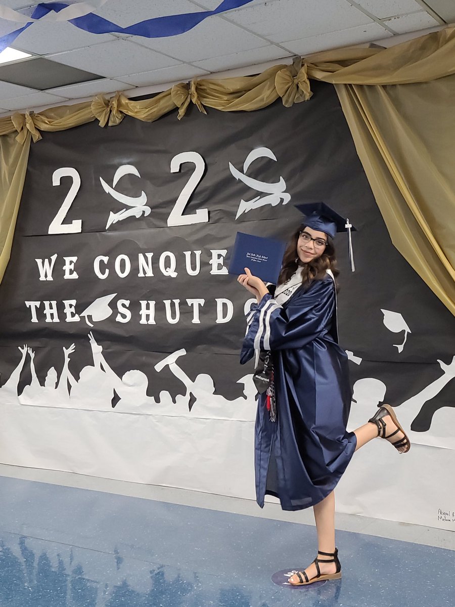 DVHSYISD's tweet photo. Virtual Graduation Photos are up! CLICK HERE: https://t.co/4ZiscmDMR8 to download your photo today! #OFOD #ItsWhatWeDo #WeAreOne #THEDISTRICTofChampions #WeDeliverExcellence #NavigateYourPath @ysletaisd https://t.co/9ZAYulylYz