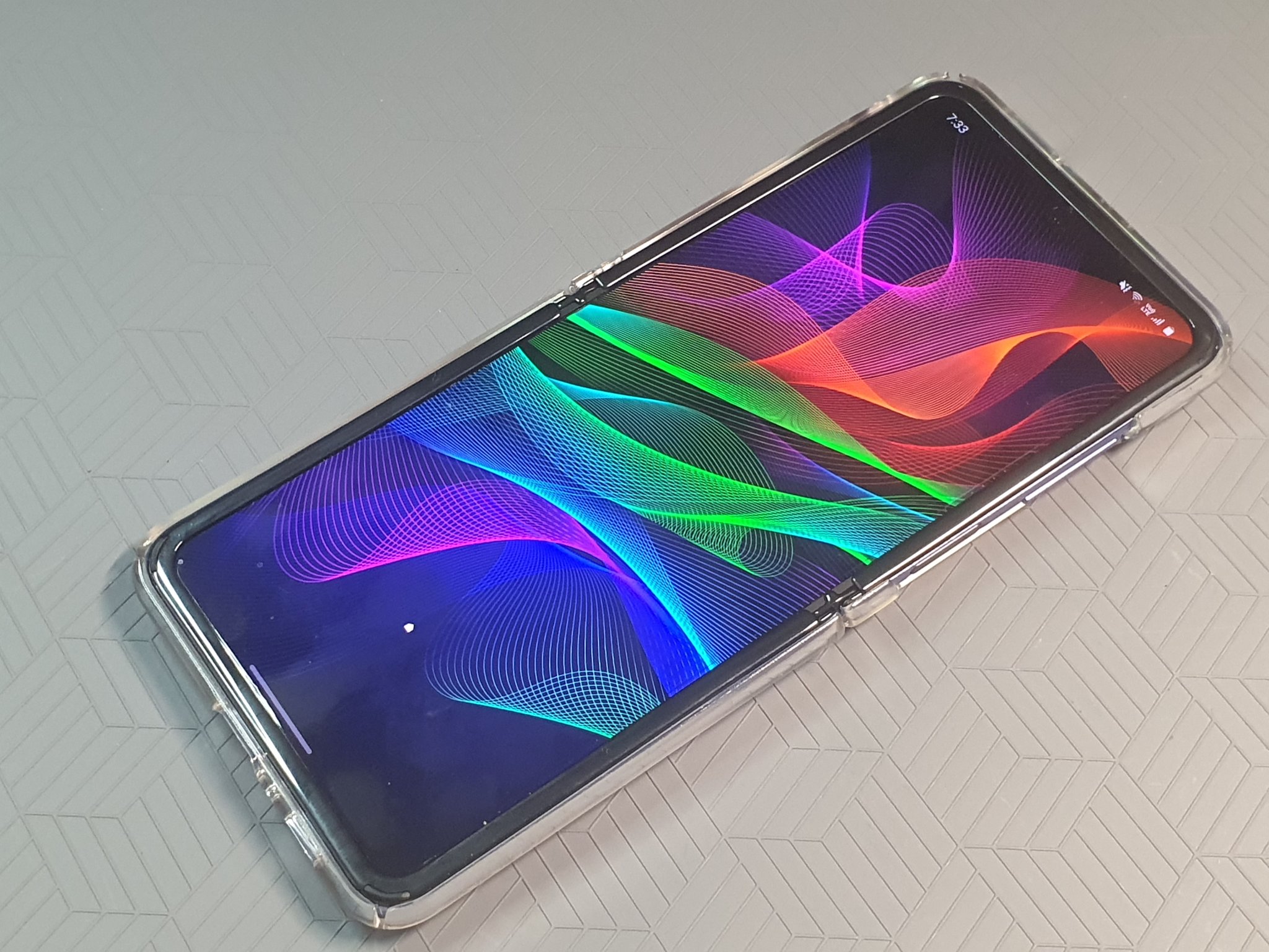 Yasuhiro Yamane 山根康宏 Galaxt Z Flip 見せスマホ に使ってるんだし壁紙を美しくと Razer のモバイル用spectrumを入れた Razerロゴはあえて入ってないものを だってgalaxyだし ホーム画面もアイコン全部なくした だって見せスマホだし これで