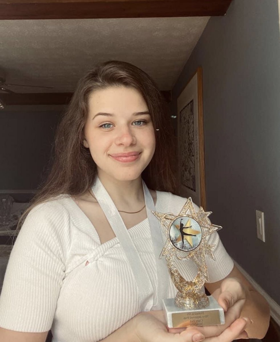 Congratulations to junior Claire Heh for earning the 2019-2020 MOST IMPROVED POM award!! You totally blew us away this year! 💚💛🐝