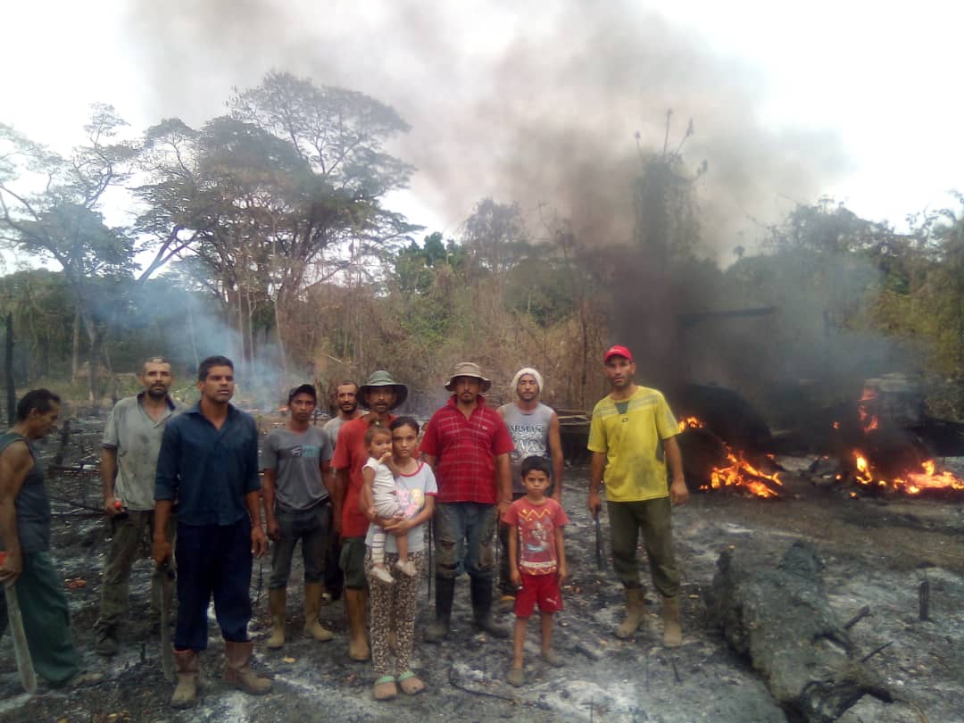 LUCHA_CAMPESINA's tweet photo. “Carlos Marx tenía razón, ésta es una lucha de clases. Cada cual escoja su bando”, dijo Chávez en su momento. Sin embargo, la burguesía es cada vez más el actor principal en la economía.¿En qué bando está el gobierno?

 #NoALaPrivatización

@PartidoPSUV @dcabellor @NicolasMaduro https://t.co/kLM42iJCSh