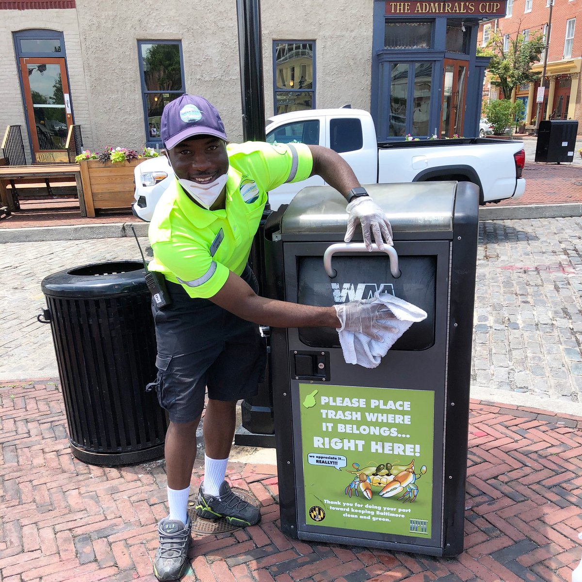 So thankful for the <a href="/WaterfrontPB/">WP of Baltimore</a> team who keep Fells looking fantastic! Today we caught up with Mike B for some sunshine and smiles! ❤️☀️🙌 #fellspoint