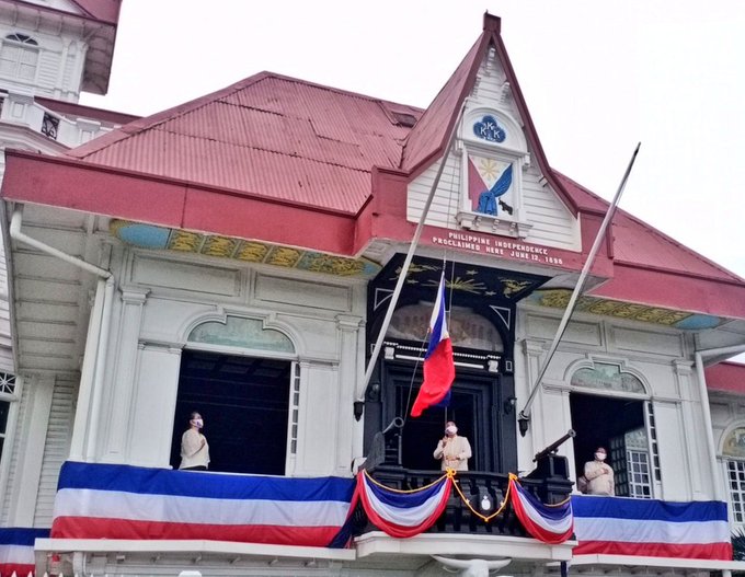 ABSCBNNews's tweet photo. Kawit Mayor Angelo Aguinaldo, great-grandson of former President Emilio Aguinaldo, leads the commemorative acts to celebrate the 122nd Philippine Independence at the historic Aguinaldo Shrine in Kawit, Cavite. | via @michael_delizo #Kalayaan2020 https://t.co/FTInHm8Bdb