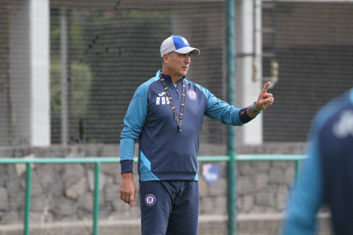 CruzAzul's tweet photo. Azules, el Profe Siboldi les quita solo un momento de su valioso tiempo para recordarles que el 24 de julio regresa La Máquina Celeste a las canchas.

Dejen su 💙, si están igual de emocionados que nosotros.

Por su atención, gracias.

#UnaFormaDeVida https://t.co/tEo2oNu3as