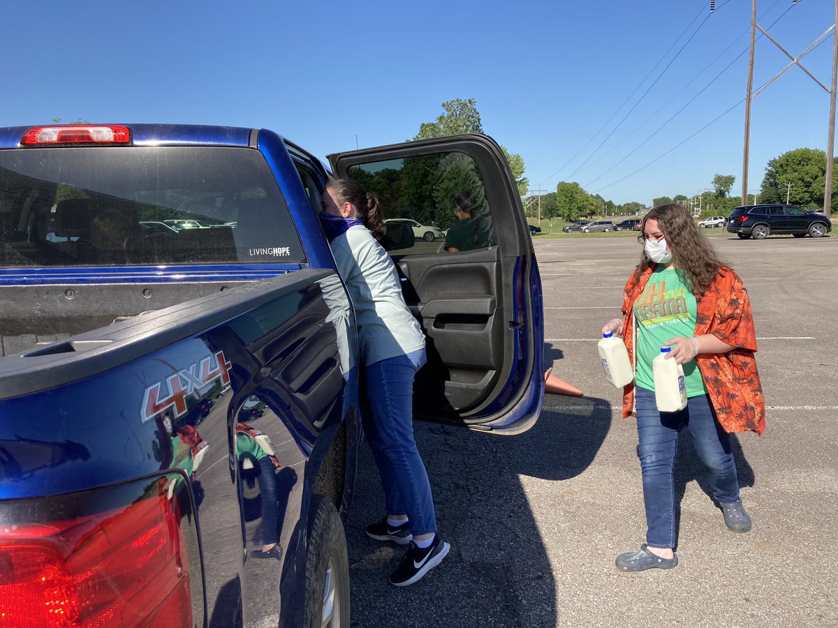 MrsMillsAHS's tweet photo. Alma High School NHS enjoyed distributing food to our community this evening. https://t.co/xoBV4T1ShO
