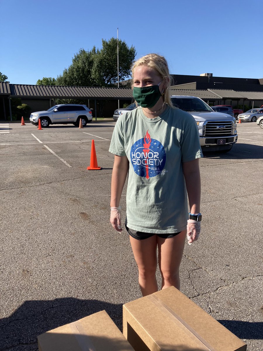 MrsMillsAHS's tweet photo. Alma High School NHS enjoyed distributing food to our community this evening. https://t.co/xoBV4T1ShO