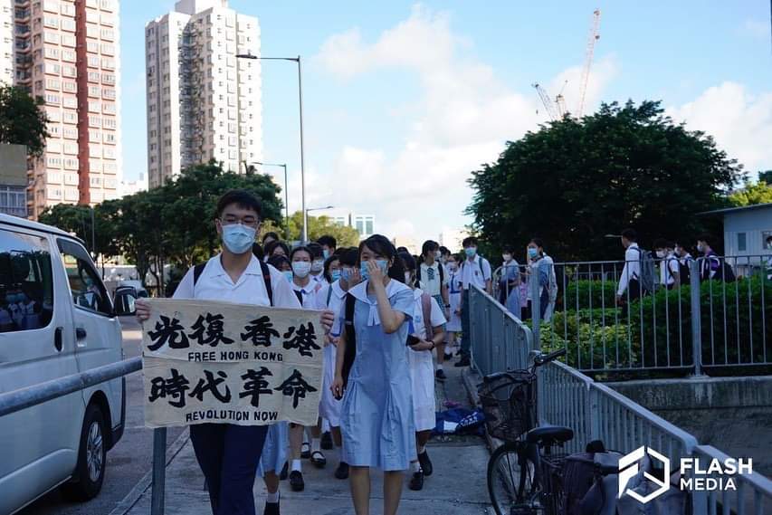 DCheng36387164's tweet photo. 【 6.12 元朗中學生「和你返」】

今天元朗區有中學生發起「和你返」活動，約30至40名學生響應活動，手持「光復香港，時代革命」等標語

由元朗YOHO Mall遊行至校門口散去，沿途高呼「光復香港，時代革命」、「香港人建國」「民族自強，香港獨立」等口號

Winnie Wong
FlashMediaHK
#HongKongProtests https://t.co/MRZ2FPif16