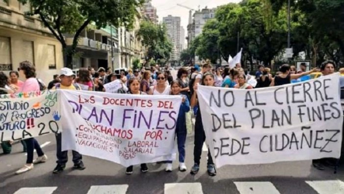 bebu_mylove's tweet image. Este viernes 12 la docencia del plan FinEs de la Ciudad de Buenos Aires estará realizando el primer paro virtual con concentración en la Jefatura de Gobierno desde que comenzó la cuarentena #docentesconsalariodignoya
#DocentesDeFINES #6MesesSinCobrar