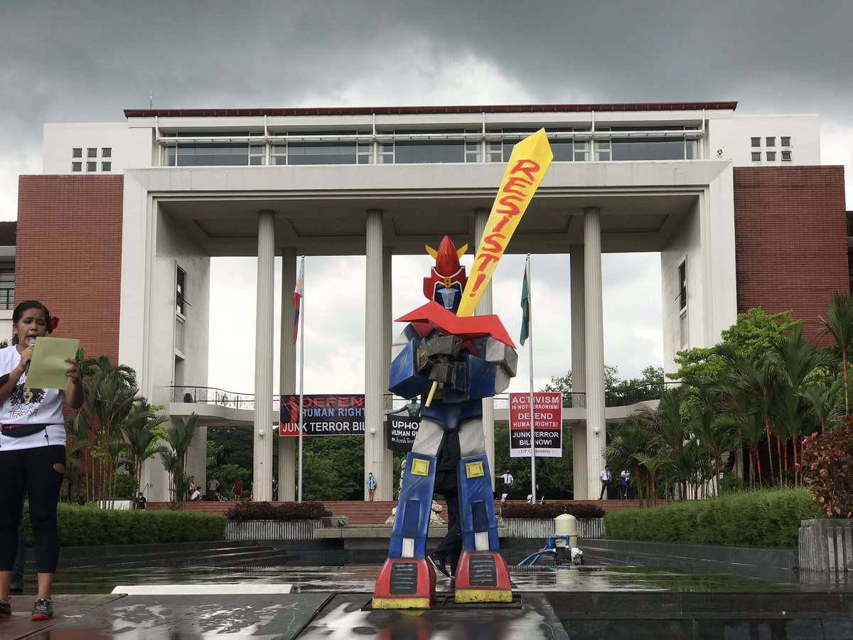 Kasalukuyang nagaganap ang Grand Mañanita ngayong ipinagdiriwang ang araw ng huwad na kalayaan upang ipanawagan ang #JunkTerrorBill