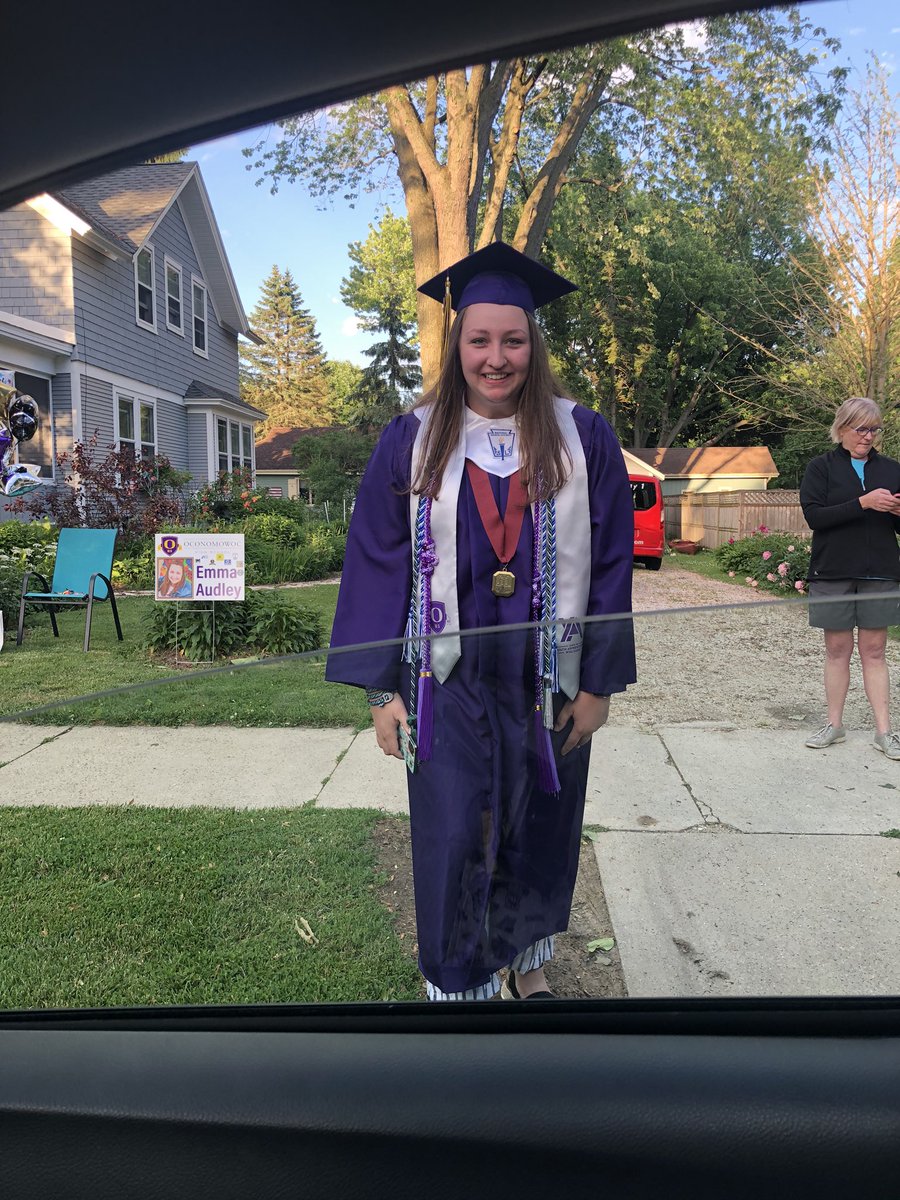 OconCurtis's tweet photo. Honk at a senior night might be my new favorite tradition that emerges from our #oconpride2020 celebrations! @oconschools @OconHS https://t.co/QgDrxsLOsh