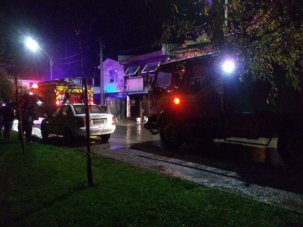 Nuestras Unidades B-1,RX-1 trabajaron en principio de incendio en casa habitación de dos pisos en Villa Los Hereos pasaje José Miguel Carrera.