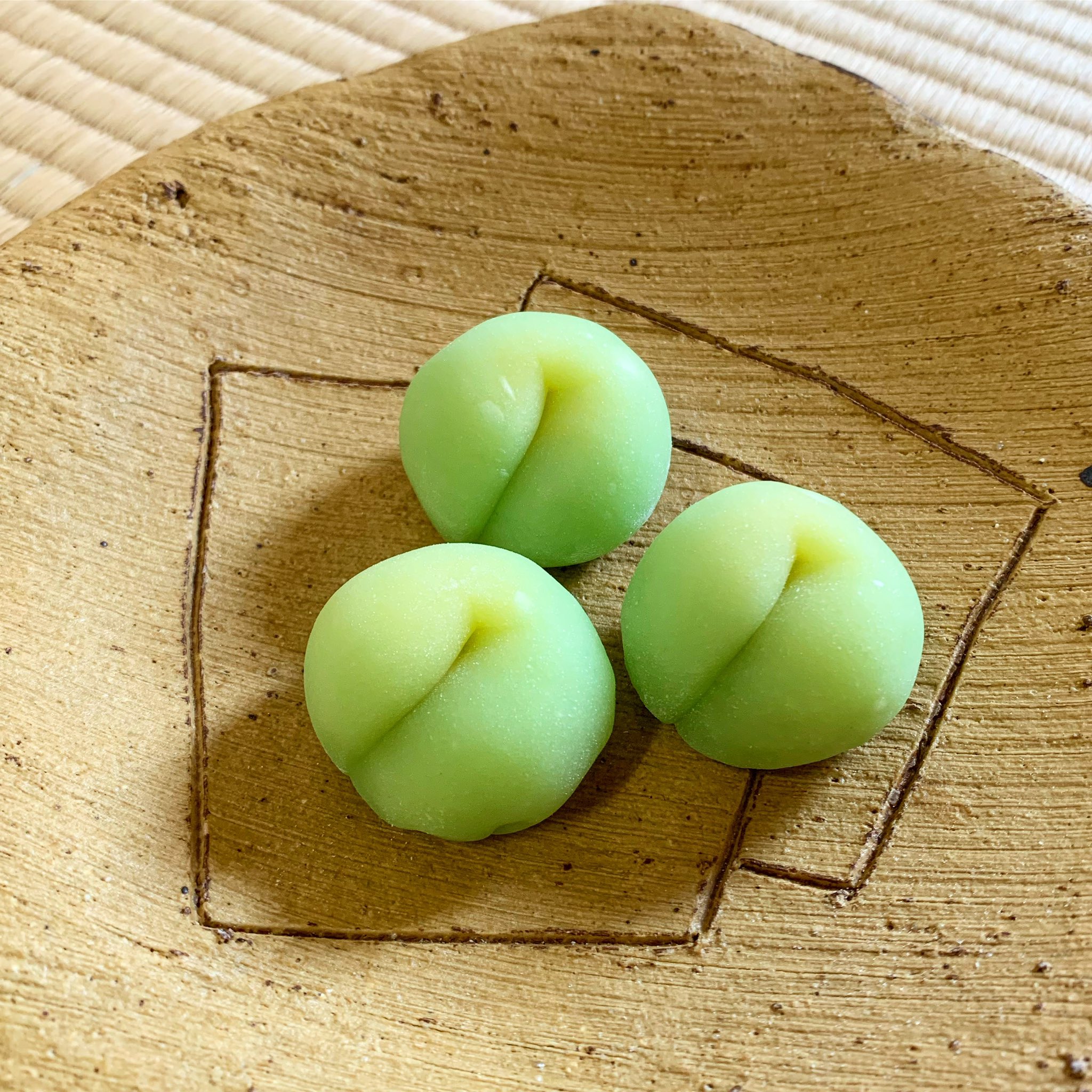 刀根菓子館 本日から販売の上生菓子 青梅 です 中は白餡に青梅の砂糖漬けを練り込んだ青梅あんです 爽やかで美味しいです 刀根 菓子館 とね菓子館 三重県 津市 和菓子 練り切り 茶道 Art Sweets 洋菓子 上生菓子 お菓子 青梅 津カフェ