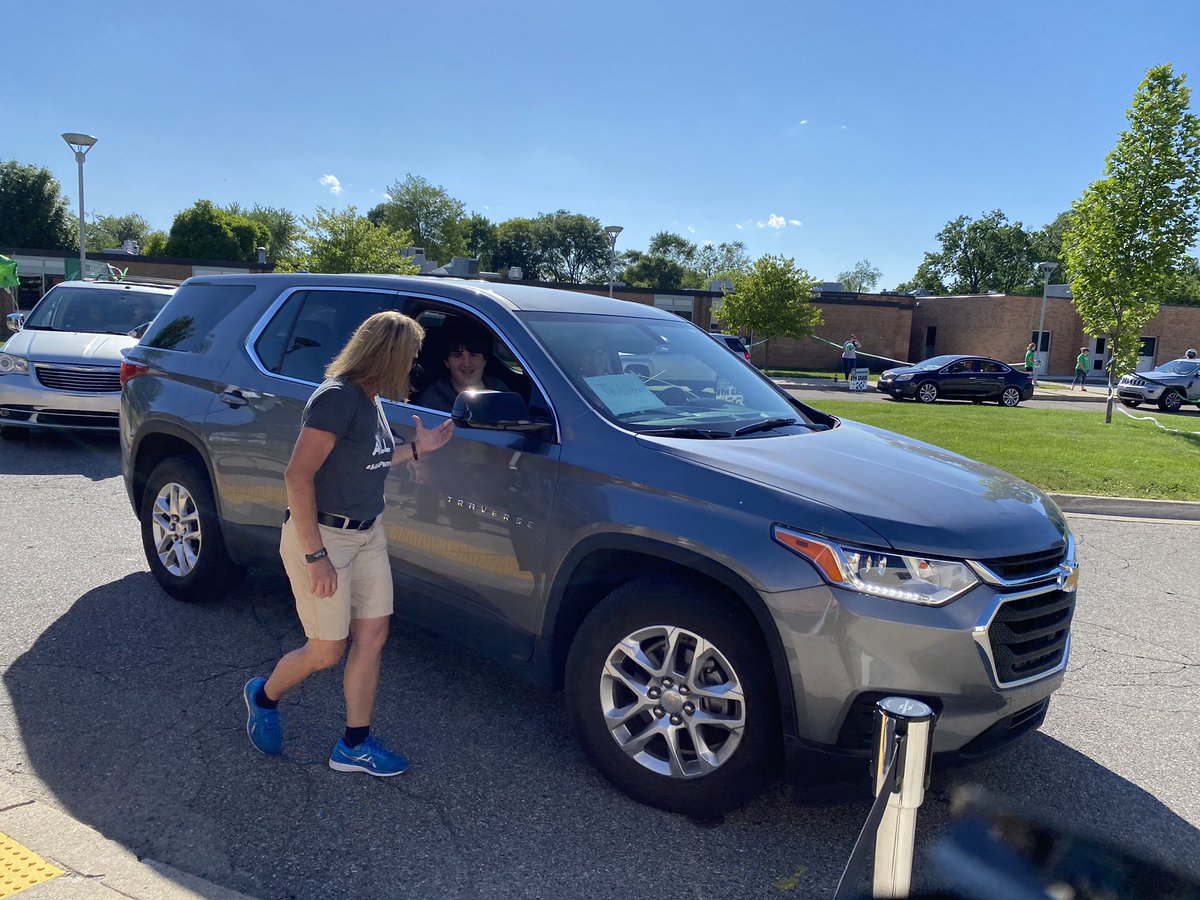LauraKempALLIN's tweet photo. So good to see all the @BakerMiddle Bobcats &amp; colleagues at the celebration parade!
Kudos to @jdcross76 &amp; @CConaton
@JPangrcic &amp; Lawson
#BakerPride #FamilyFirst
🔥ALLIN🔥 https://t.co/EI0wa7A2Ew