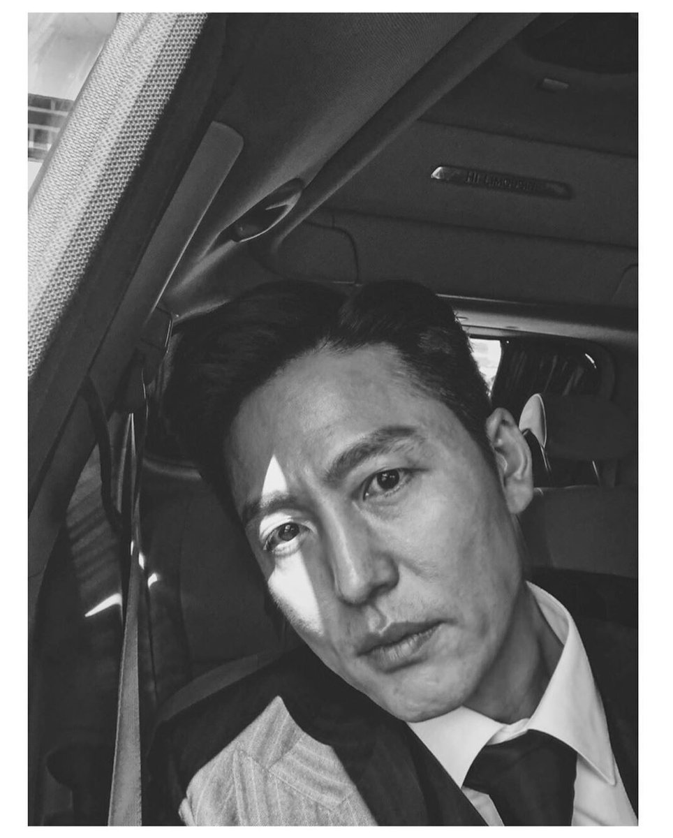 luvswooseok's tweet photo. @/jung.jin.lee_ 'Lee Lim' IG Update
---
#더킹영원의군주 #thekingeternalmonarch 촬영중 대기하다 이림 스타일로 ㅋ color or b&w ? 오늘밤 마지막회...!!
---
Thank you for your hardwork Ajhussii ! 🥺💕
#TheKingEternalMonarchFinale #JungJinLee #LeeLim #TKEMGloriousFinale https://t.co/akbMYBqGqR