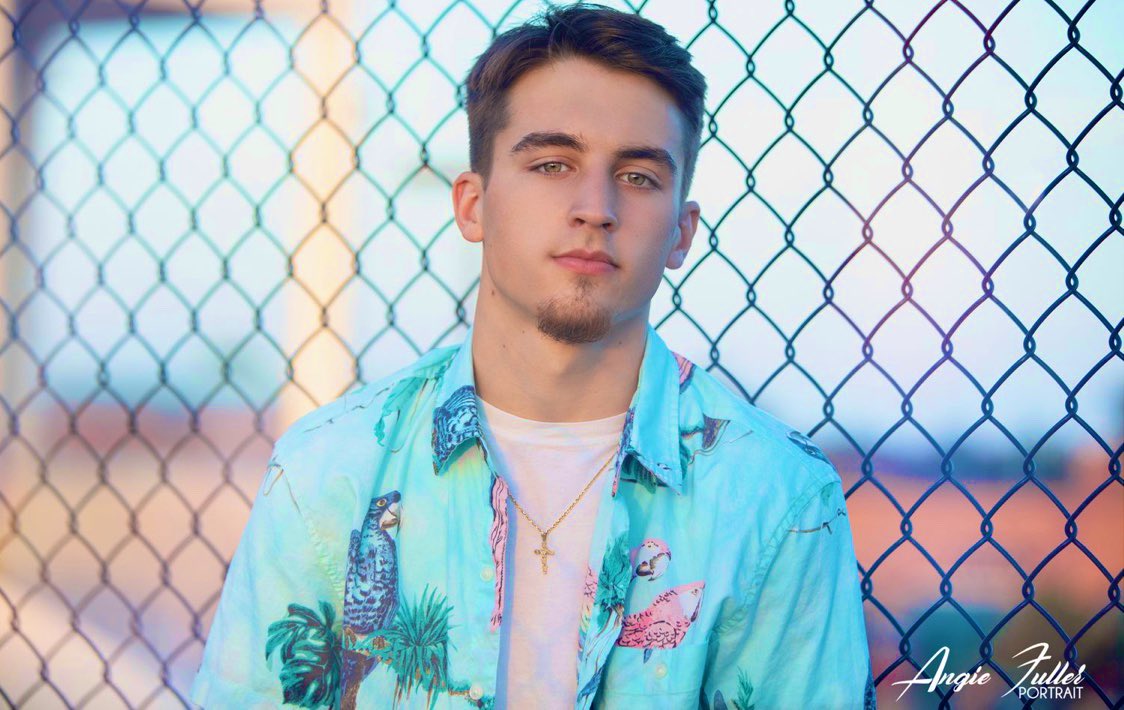 ян✝︎ tweet media