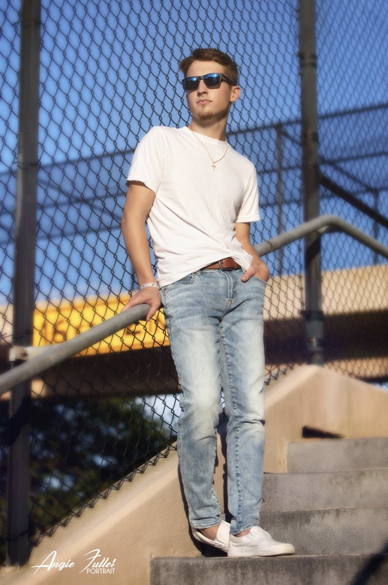 ян✝︎ tweet media