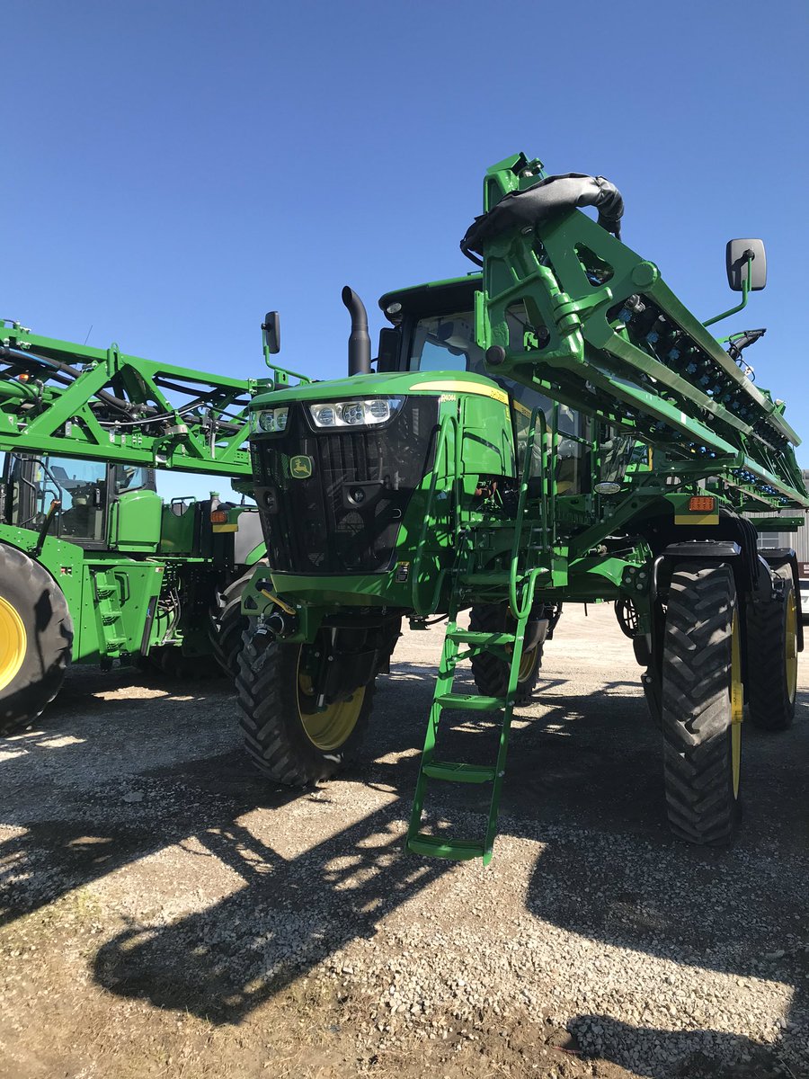 pmdelanghe's tweet image. A look at comparable @JohnDeere machines today. Thanks for the after hours service in demonstrating the latest technology in the green machine #exactapply #highclearance also I think even @farmmillennial knows what these are!