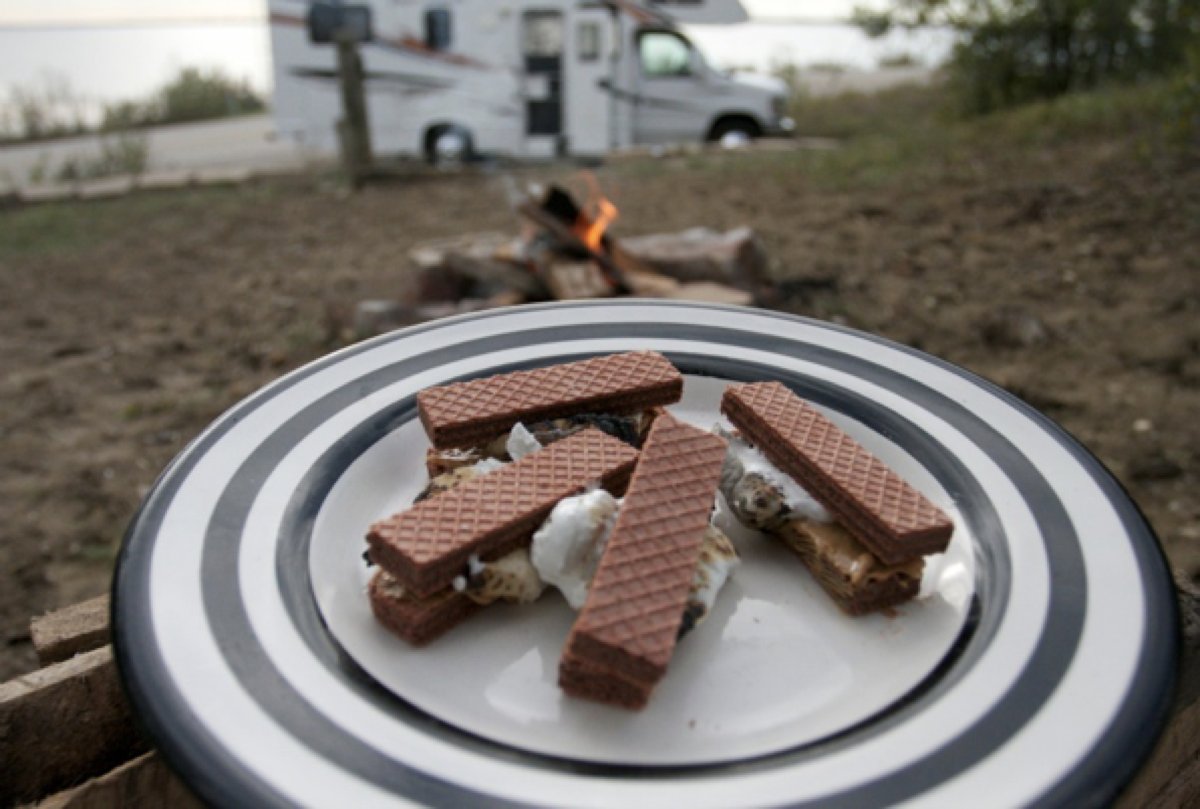 GoRVing's tweet image. Once you try this genius twist on s’mores, you’ll never go back. rebrand.ly/98t2x99 #GoRVing