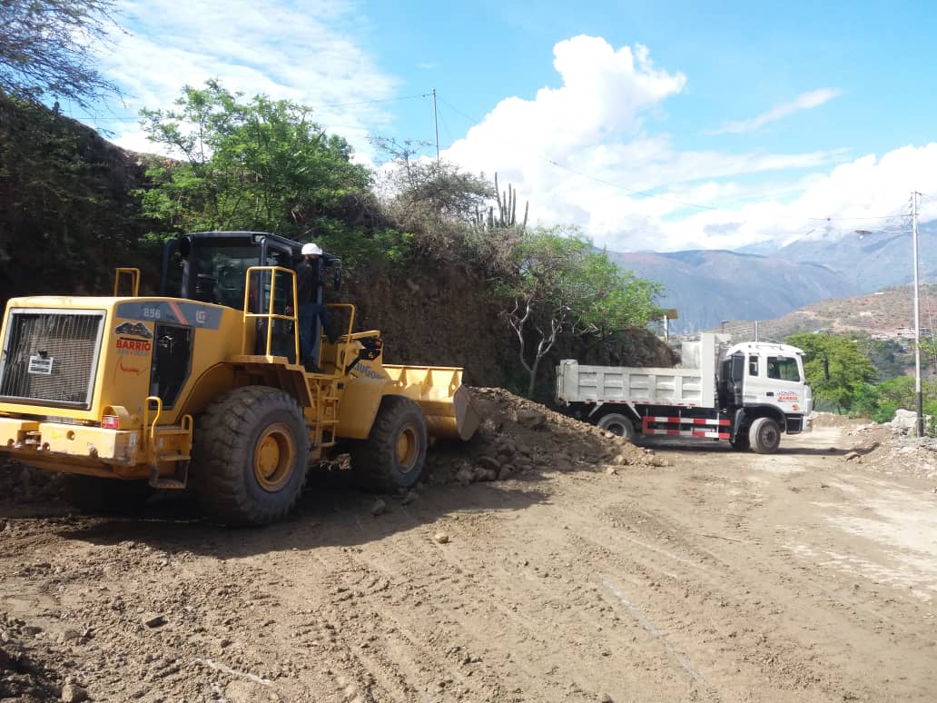Merida_Tricolor's tweet photo. Producto de fuertes precipitaciones presentadas en #Merida #Municipiosucre y #Municipiocampoelias se cumple instrucciones de @Jehyson_Guzman 
 atendiendo Emergencias de deslave de sedimentos que obstaculizaron vías de tránsito terrestre, junto a @JulioBGuillen @CampoEliasSimon https://t.co/cFa3CDNf2q