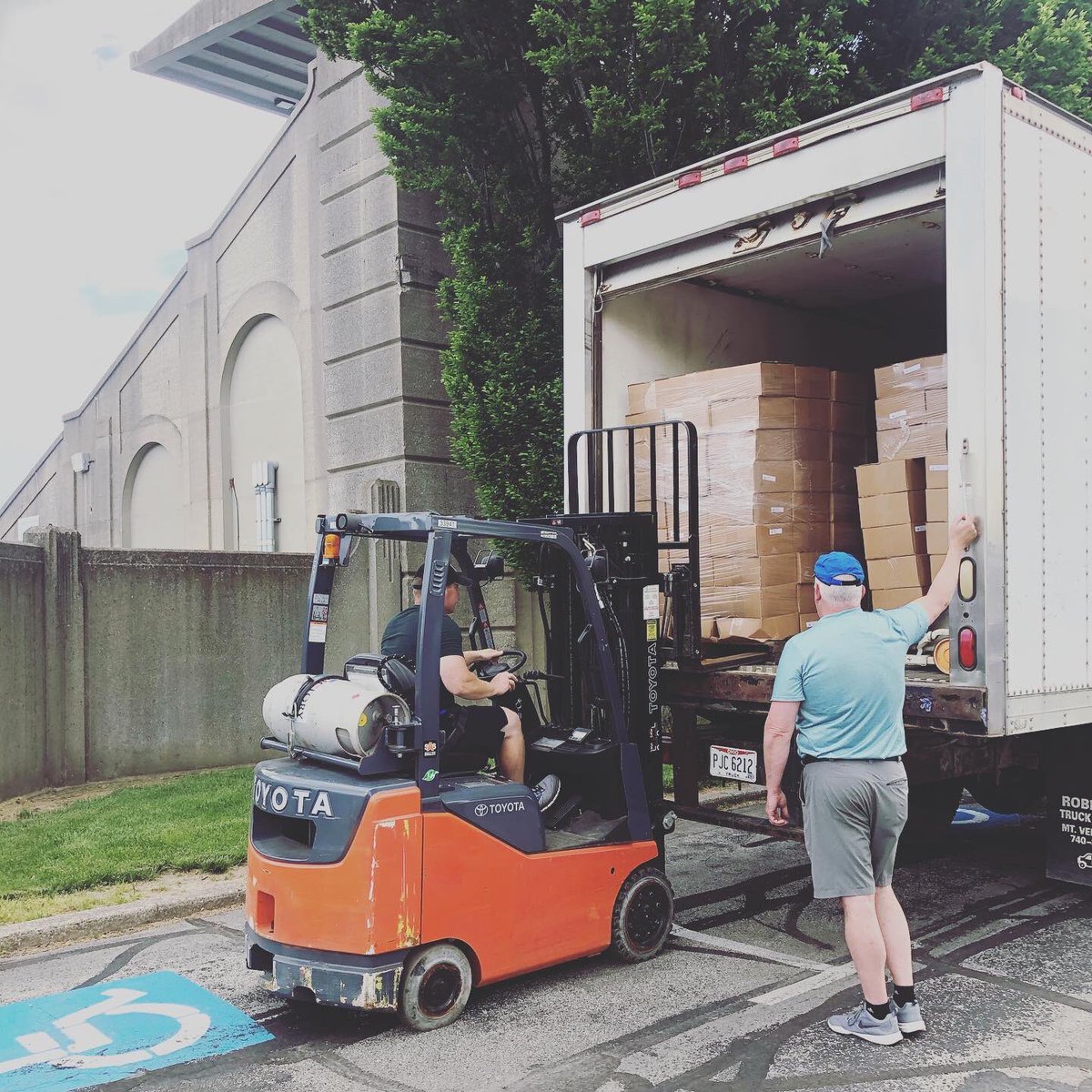 What a beautiful day for kindness! We are so lucky to live in a community that always comes together for the greater good! Keep being kind friends 🤙🏼 #everybodyeats #foodonthemove #peoplehelpingpeople   

Second Harvest Food Bank of North Central Ohio City of Sandusky Police