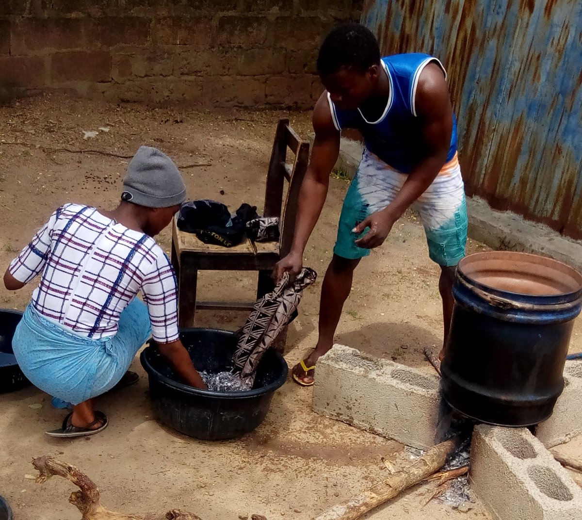 waliyulahafolab's tweet photo. Do not give up, the beginning is always the hardest.
#koredeafricanart #itsfriday #dyeingprocess #adire #adirebatik #adirevibes #adireforyou #adireproducer #naijabrand #arts #artislife #fromosuntotheworld #wedelivereverywhere #africa #nigeria https://t.co/WRVThnkOxw
