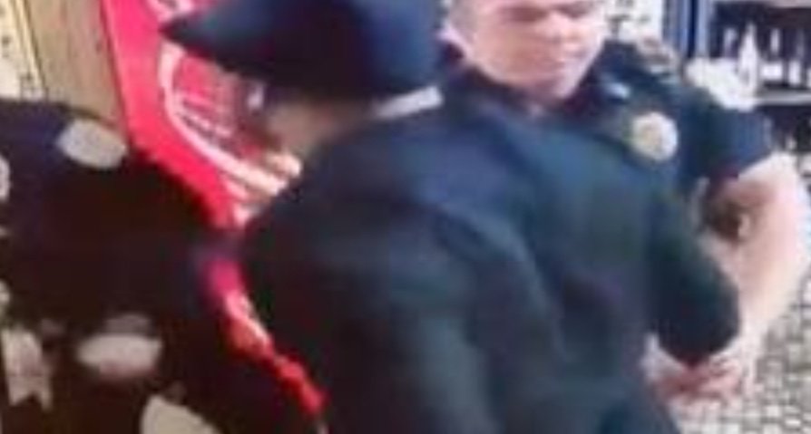 HarryO1975's tweet photo. VIDEO: Alabama police officer punches store owner #KevinPenn after "mistaking" him for robbery suspect https://t.co/vluvAg80ba https://t.co/OSnK7sRuu7