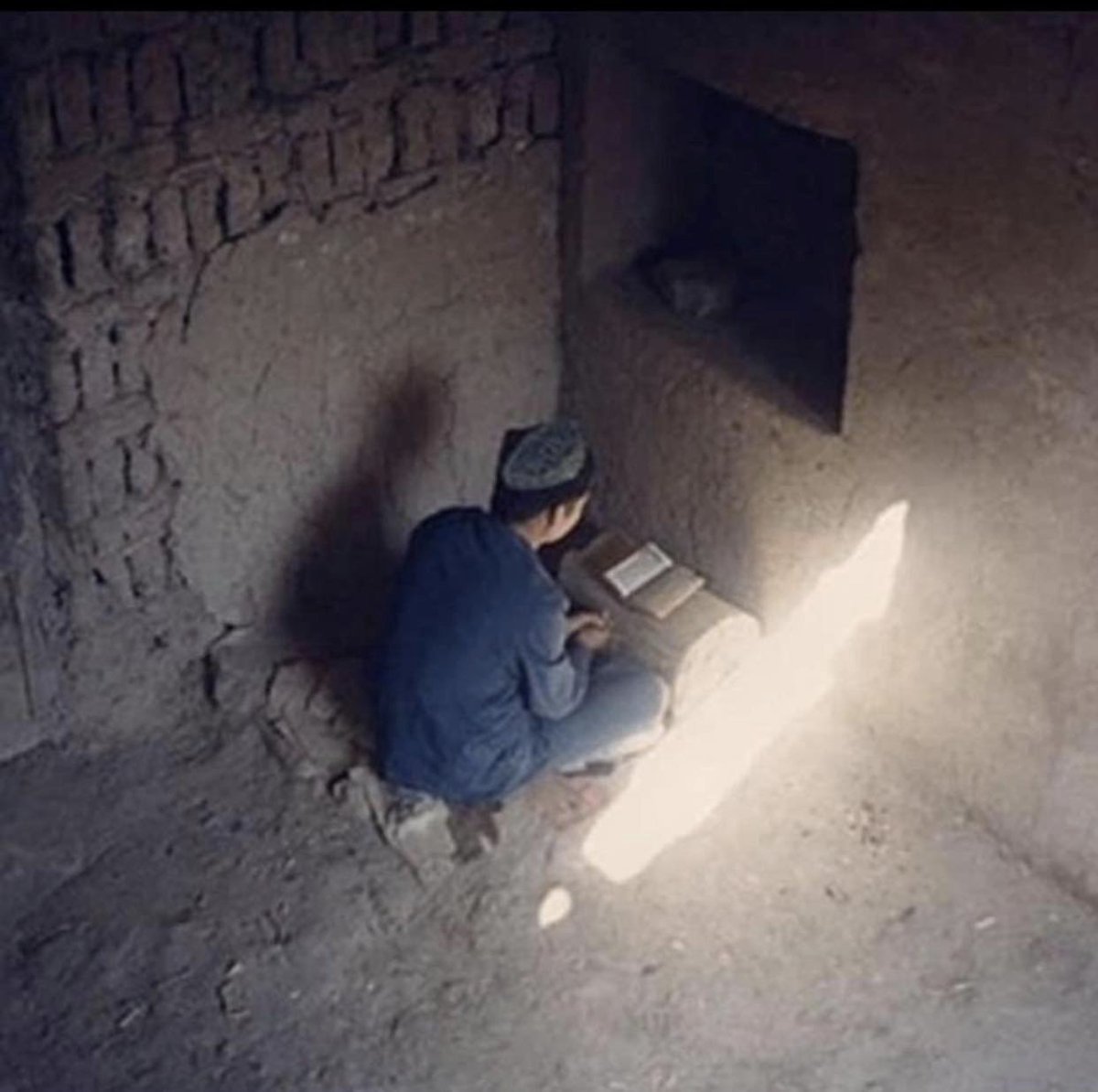 Doğu Türkistan'da camileri yıkılan, Kur'an-ı Kerimleri yakılan, kadınlarının örtüleri yırtılan kardeşlerin direniyor, evlerinin altında ki gizli bölmelerde çocuklarını hafız yapıyor.Sen de Türkistan için bir şey yap! Çin'in mallarını alarak kardeşinin katiline destek olma!