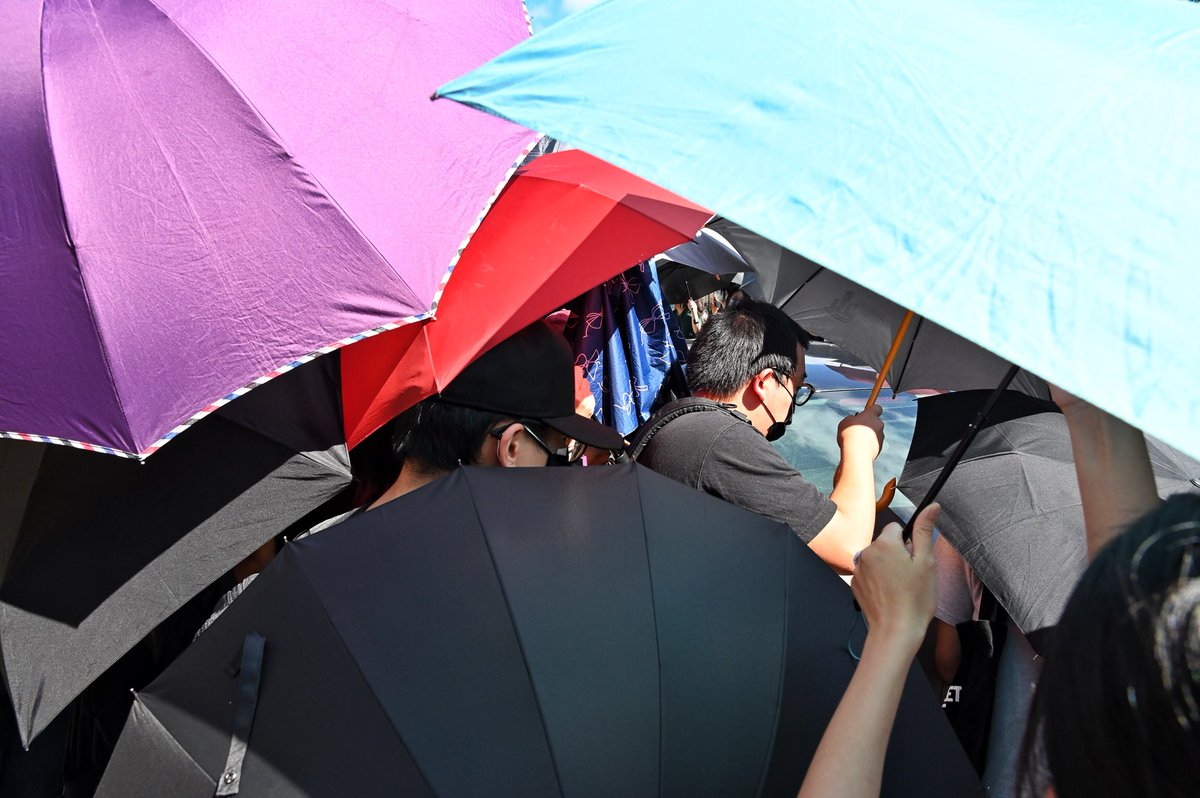 ryan_lai1214's tweet photo. #HongKongProtests:FIRST Hong Kong protester released from prison today.
More than 100 people gather at stanley prison, supporting the protester and using umbrella to accompany him. https://t.co/z9Pw4tJDYJ