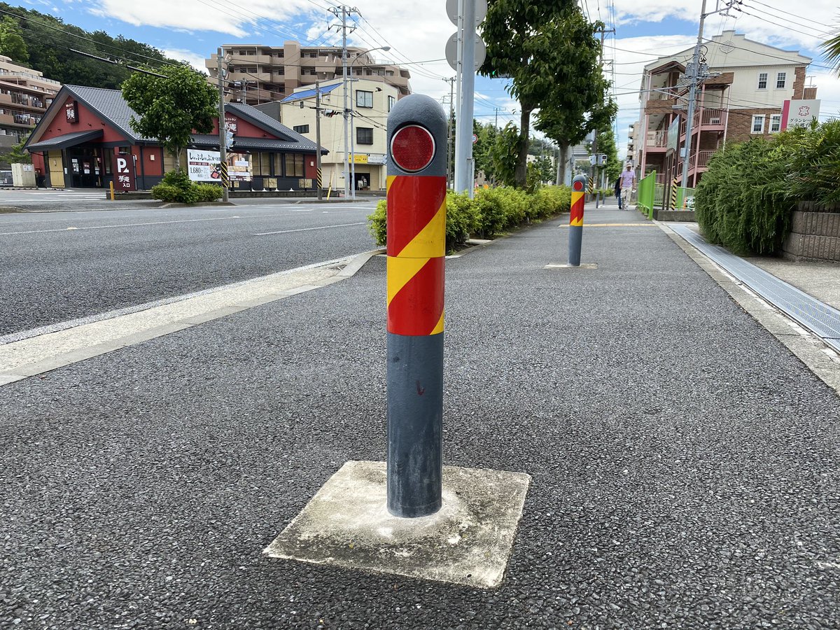たけのうち猛 皆さまの声をカタチに 栄区小菅ヶ谷地域 夜間に 歩道中央のポールが見えず 自転車でぶつかってしまった とのご相談 そこで 反射テープを巻いて夜間でも見えやすく これで安心です