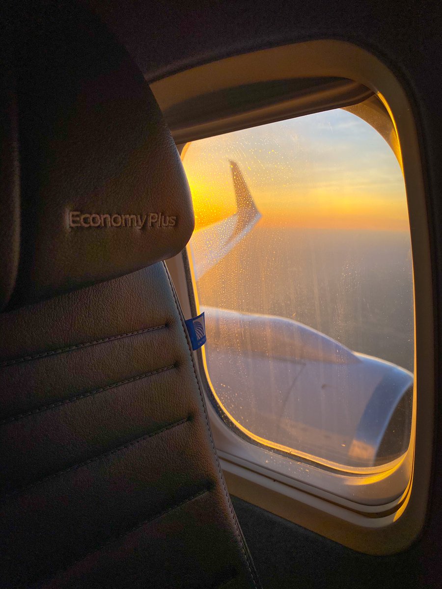 nonrevnick's tweet photo. There’s something about sunsets in the air. @weareunited @united #aviation #boeing757 #sunset #airplane #instagram https://t.co/WfdZDKUFYE